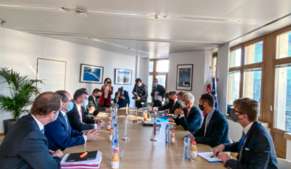 Lajcak takon ministrat e C-5-tës, flet për dialogun Kosovë – Serbi
