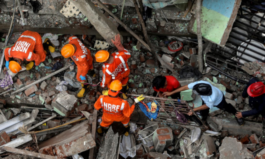 Së paku 10 të vdekur e disa të ngujuar nga shembja e një ndërtese në Indi