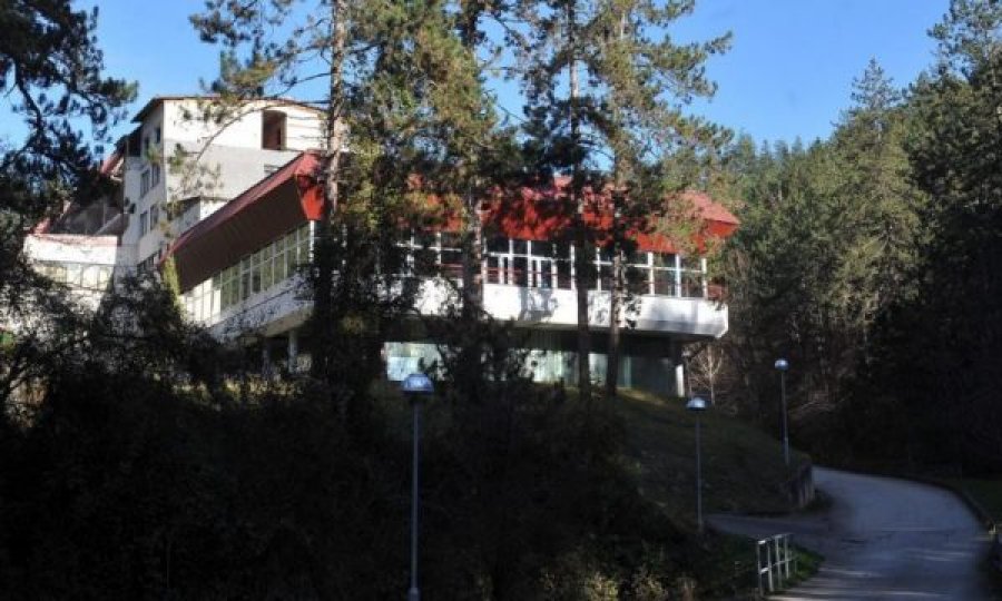 Boshnjakët përpiqen ta heqin “hotelin e tmerreve” nga Google