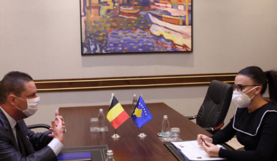 Kryediplomatja kosovare takohet me shefin e misionit belg në Prishtinë, ja çfarë diskutuan