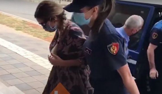 Fjolla Morina e shoqëruar nga Policia, del para gjykatës pasi u kap me armë (VIDEO)