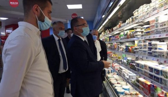 Ministri Krasniqi inspekton disa qendra tregtare për të parë a po zbatohet vendimi për vajin e palmës