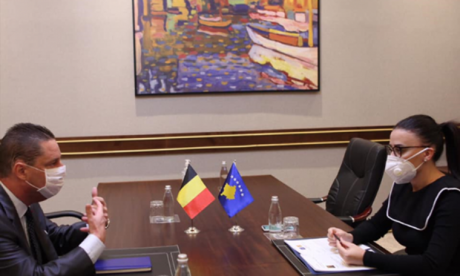 Kryediplomatja kosovare takohet me shefin e misionit belg në Prishtinë, ja çfarë diskutuan