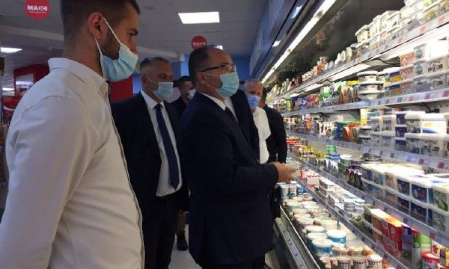Ministri Krasniqi inspekton disa qendra tregtare për të parë a po zbatohet vendimi për vajin e palmës