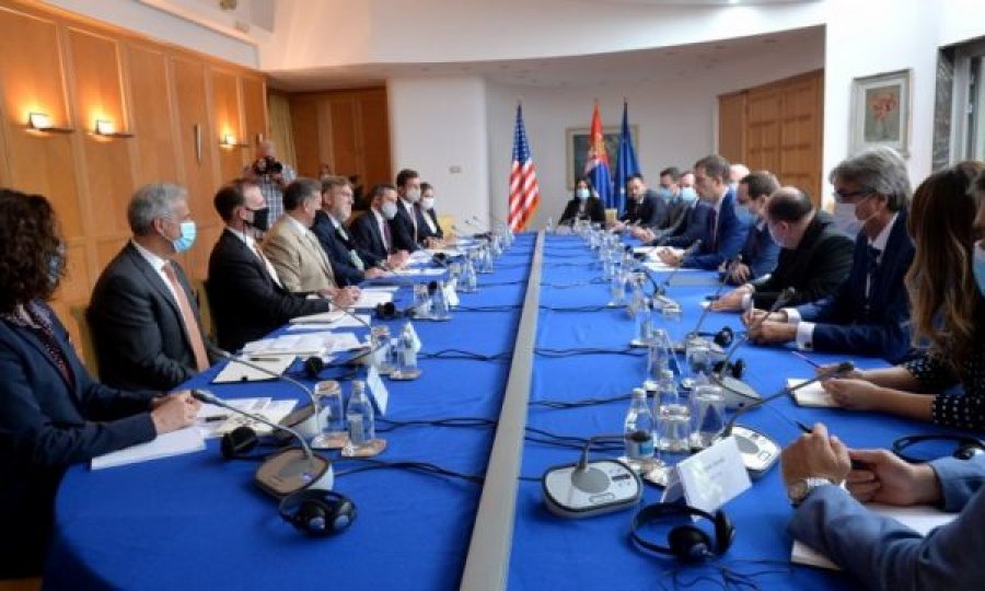 Zyrtarët e DFC’së takojnë Gjuriqin, flasin për investimet amerikane në Serbi e Kosovë
