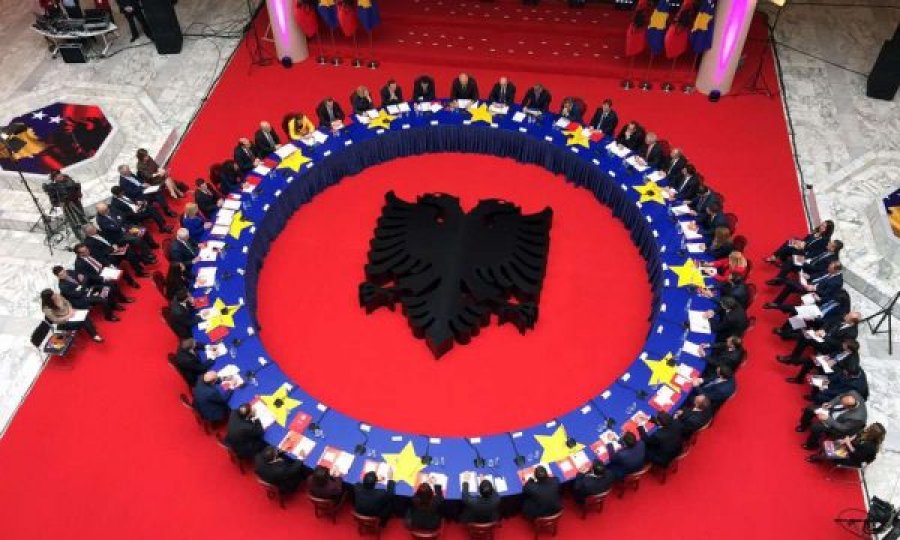 Shtyhet mbledhja e përbashkët e qeverive Kosovë – Shqipëri, Hoti tregon datën e re