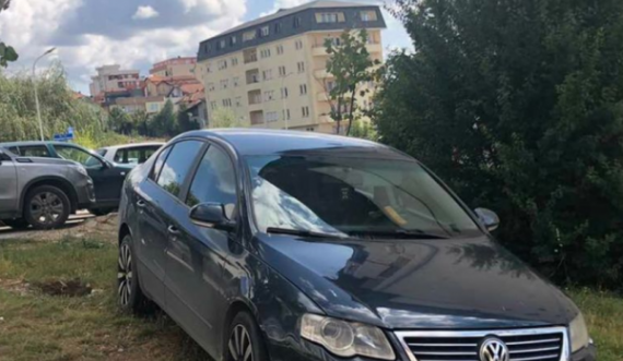 Gjobitet një qytetar në Prishtinë, parkoi veturën në hapsirë të gjelbëruar