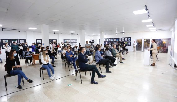 Edhe 100 të rinj të Ferizajt u çertifikuan në ndërmarrësi   