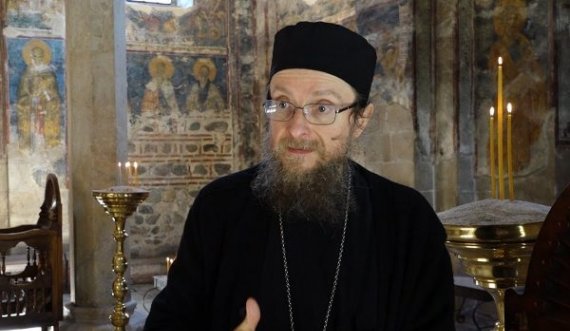 Sava Janjiq shpërndan videon e shqiptarit Abazoviq për qëndrimin e tij në manastir