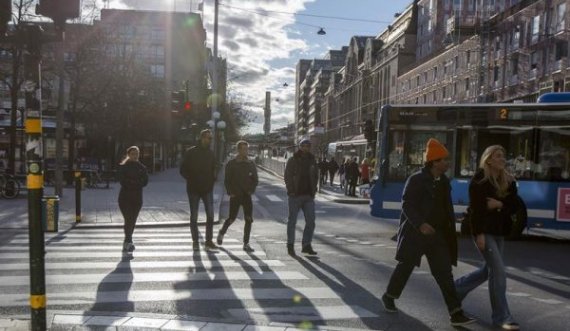 Suedezët iu kthyen normalitetit, shënohet shifra më e lartë e të infektuarve që nga korriku
