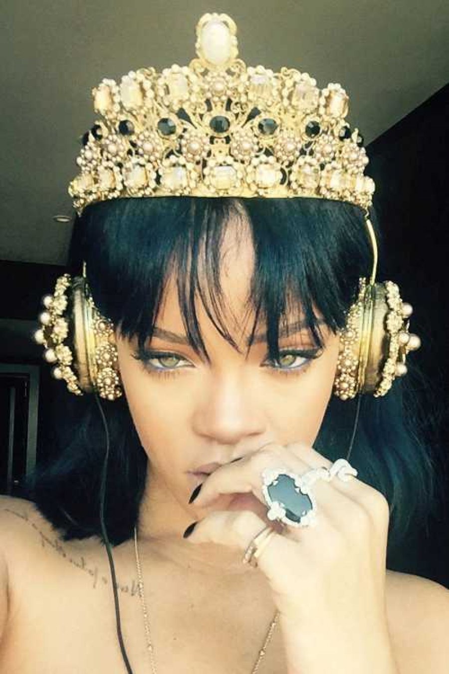 Rihanna “nominohet” për të zëvendësuar Mbretëreshën Elizabeth II