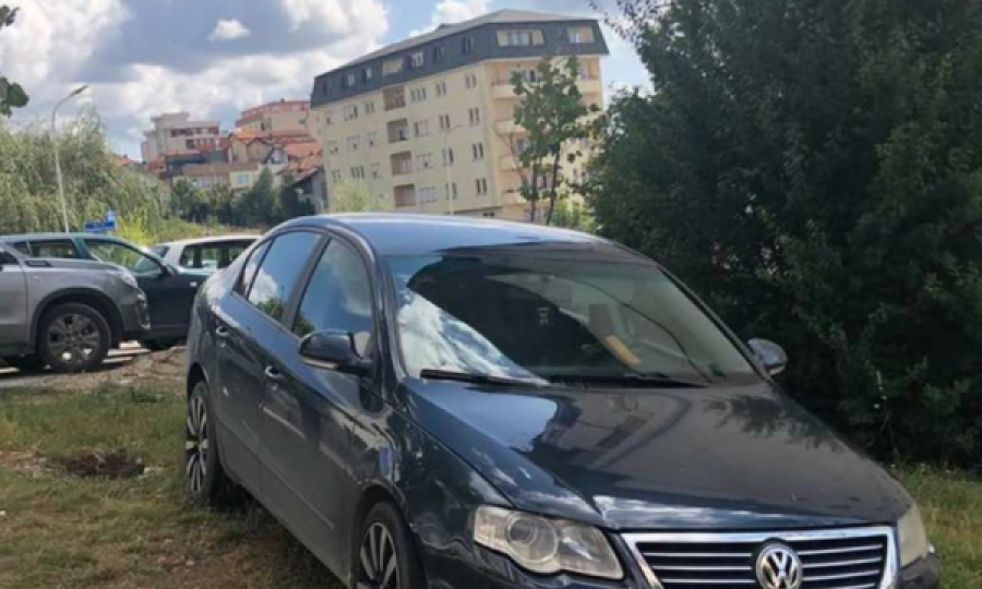 Gjobitet një qytetar në Prishtinë, parkoi veturën në hapsirë të gjelbëruar
