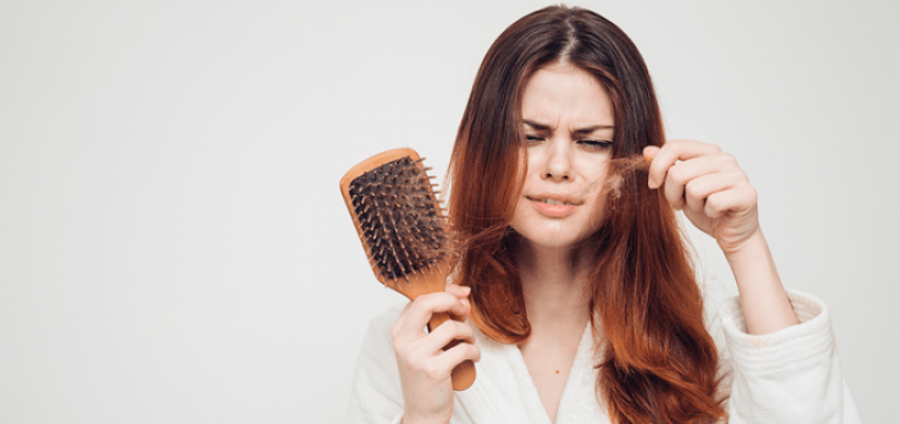 Nga pirja e duhanit te stresi dhe dietat – pse po dobësohen flokët tuaj?
