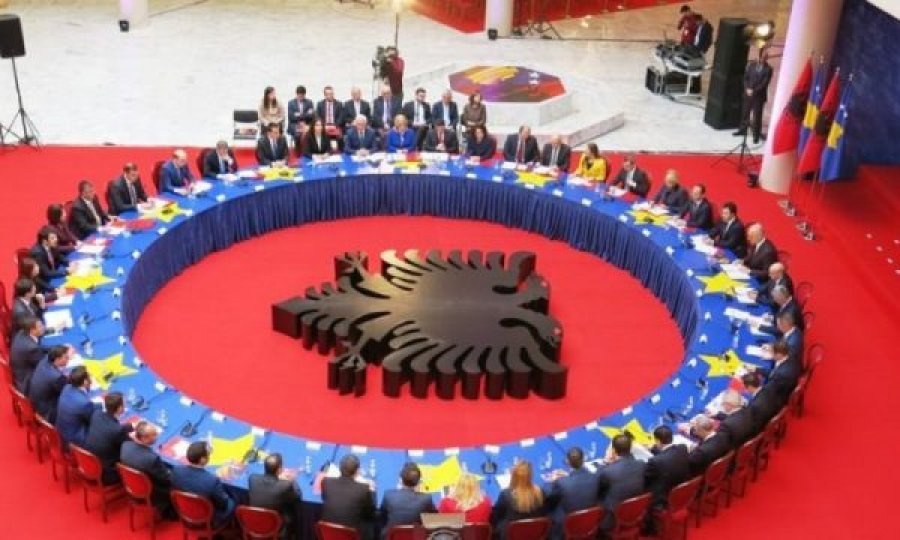 Pse u shtye mbledhja e dy qeverive Kosovë-Shqipëri