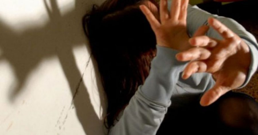 Një vajzë  denoncon të dashurin: Më dhunoi dhe abuzoi seksualisht