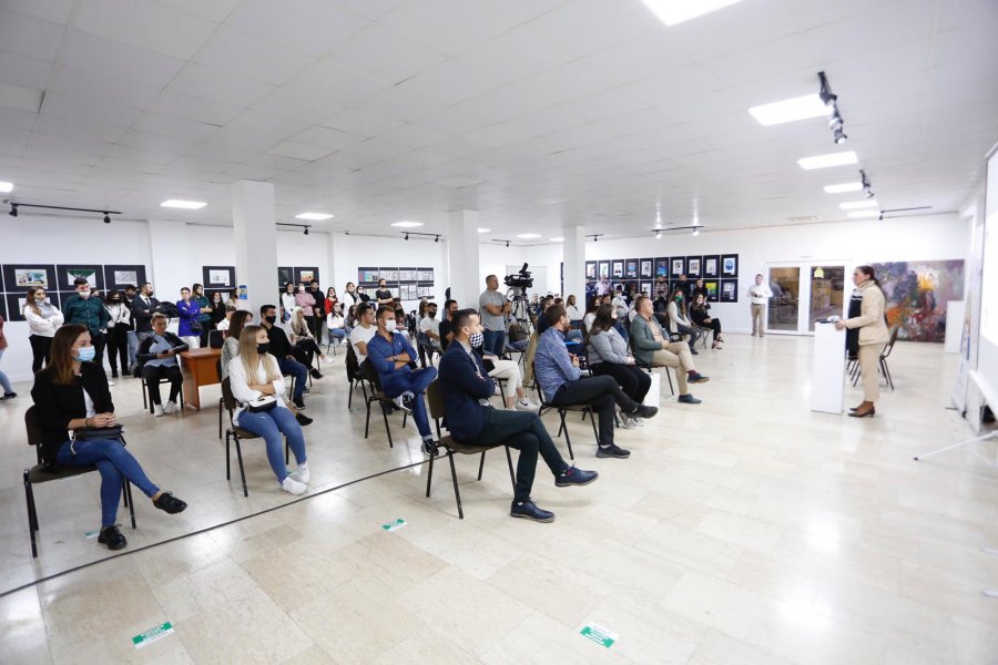 Edhe 100 të rinj të Ferizajt u çertifikuan në ndërmarrësi