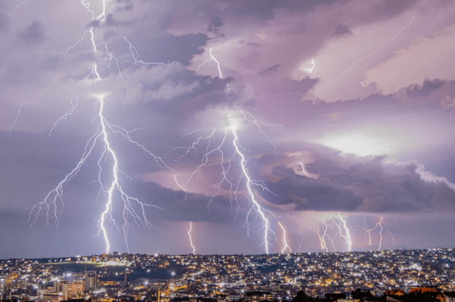 Moti për dy ditët e ardhshme: Reshje shiu të shoqëruara me shkarkime elektrike