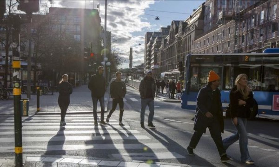 Suedezët iu kthyen normalitetit, shënohet shifra më e lartë e të infektuarve që nga korriku