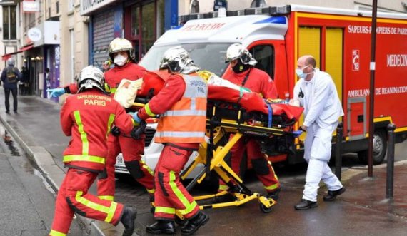 Sulm me thikë pranë ish – zyrave të “Charlie Hebdo”, raportohet për të plagosur