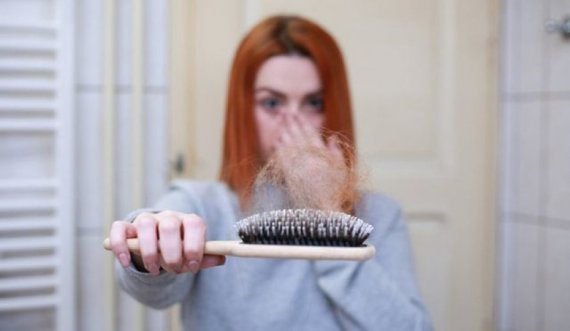 Si ta kuptosh që rënia e flokëve në vjeshtë (nuk) është simptomë e koronavirusit