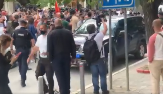 Revoltim e sharje para zyrës së veteranëve, protestuesit sulmojnë Policinë e EULEX-it