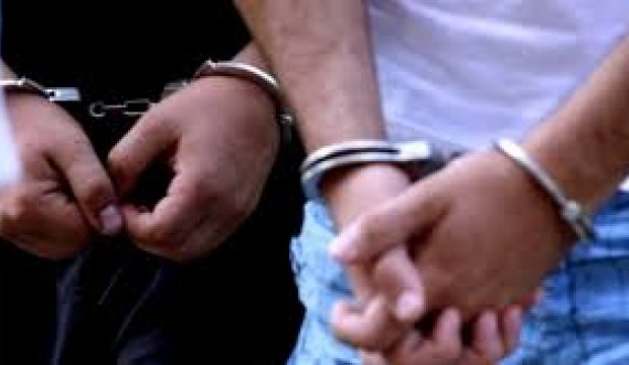 Theret me thikë një grua në Prishtinë, arrestohen dy persona