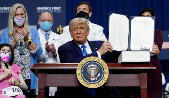 “Çmime të përballueshme dhe kosto më e ulët”/ Trump nënshkruan urdhër të ri ekzekutiv për kujdesin shëndetësor. Ja paralajmërimi i demokratëve