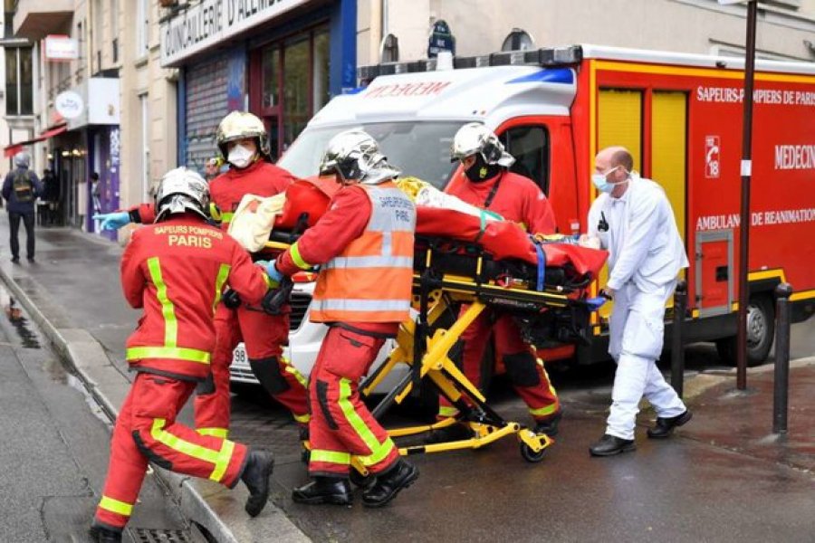 Sulm me thikë pranë ish – zyrave të “Charlie Hebdo”, raportohet për të plagosur
