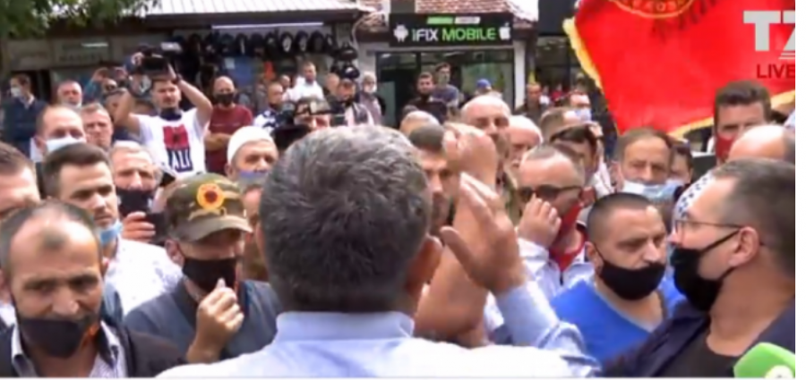 Protestojnë veteranët pas arrestimit të Hysni Gucatit, intervenon policia