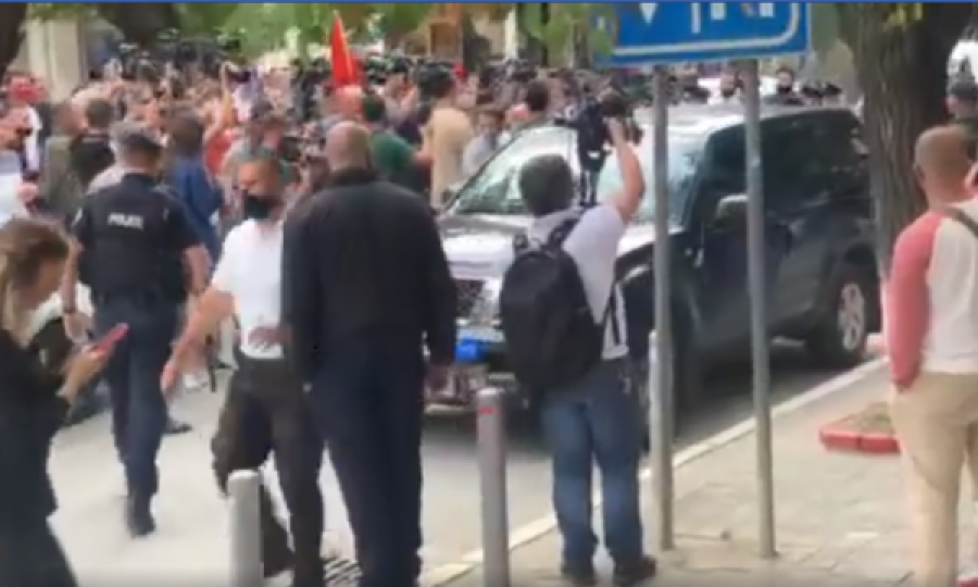 Revoltim e sharje para zyrës së veteranëve, protestuesit sulmojnë Policinë e EULEX-it