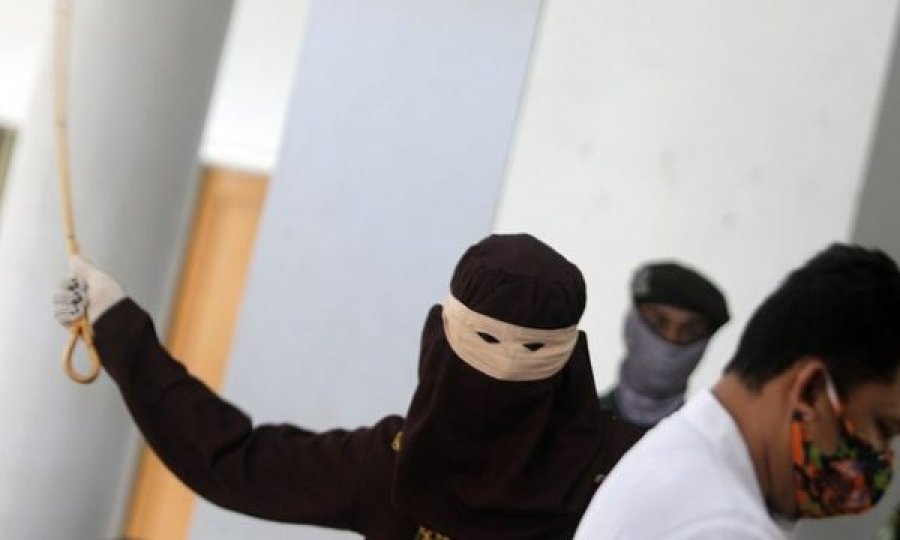 Përdhunoi një fëmijë, pedofilit i bie të fikët gjatë ndëshkimit me kamxhik – do ta rrahin prapë