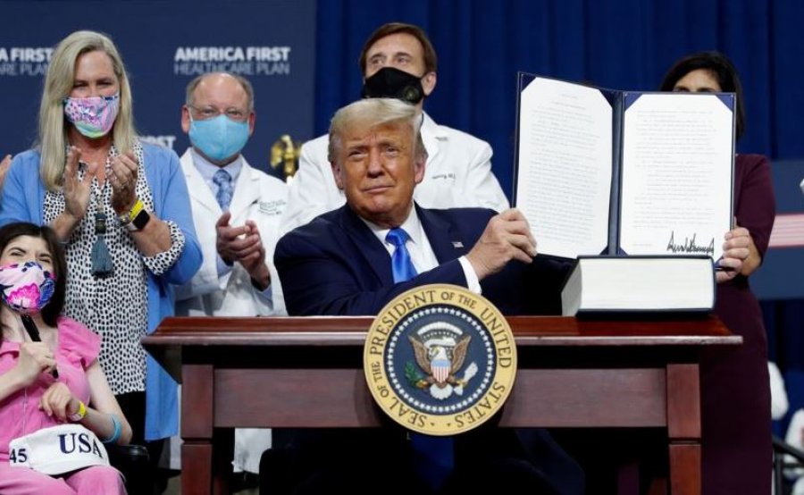 “Çmime të përballueshme dhe kosto më e ulët”/ Trump nënshkruan urdhër të ri ekzekutiv për kujdesin shëndetësor. Ja paralajmërimi i demokratëve