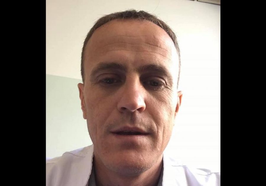Ky është infermieri që u sulmua pabesisht me thikë në QKUK 