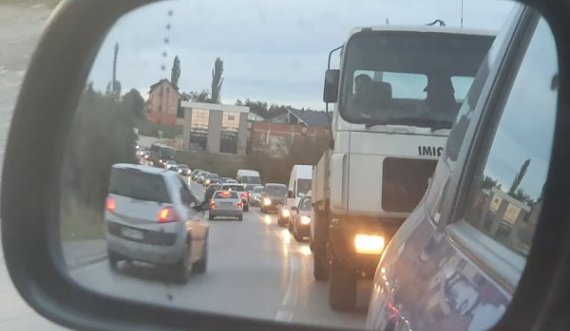 Çfarë po ndodh? Kolonë deri në 5 km në rrugën Prishtinë – Podujevë