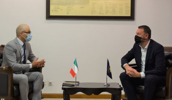 Ministri Abrashi priti në takim ambasadorin e Italisë, Nicola Orlando