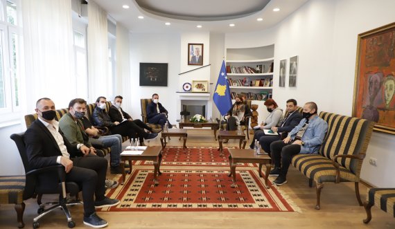 Ministrja Dumoshi priti në takim Shoqatën e Gastronomëve të Kosovës   