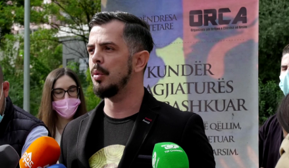 Plagjiaturat e ministrave të Arsimit të Shqipërisë e Kosovës, të rinjtë protestë para ambasadave
