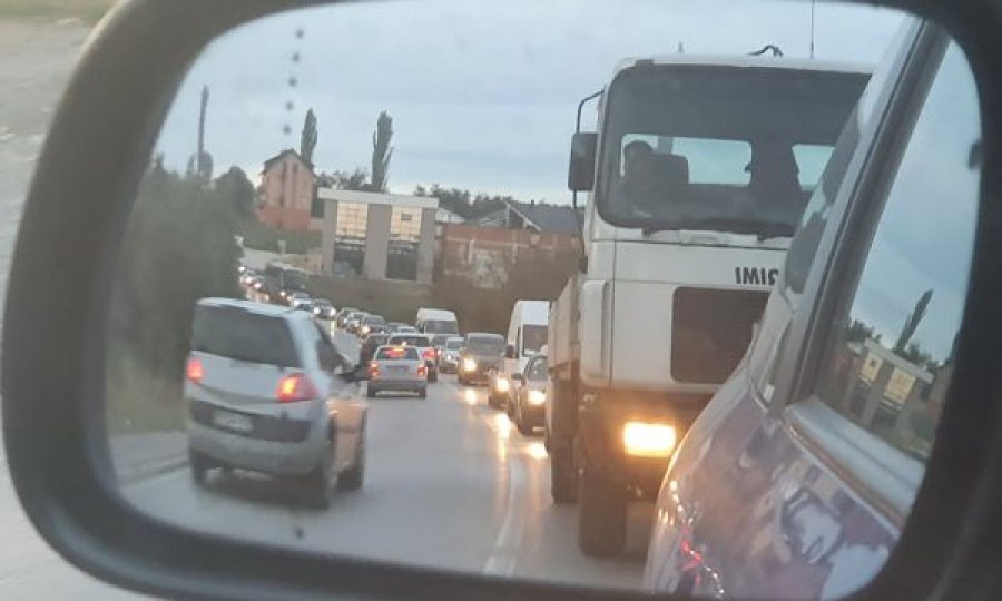 Çfarë po ndodh? Kolonë deri në 5 km në rrugën Prishtinë – Podujevë
