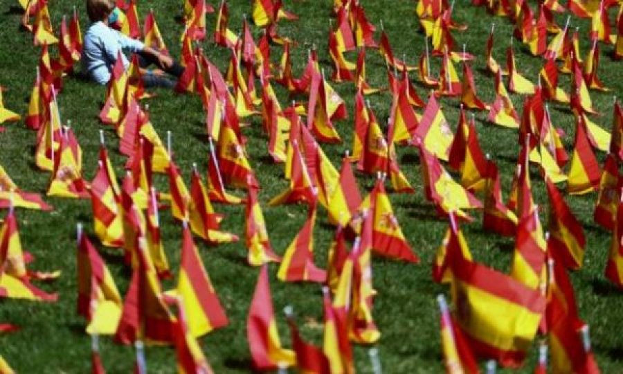 Në Madrid vendosen rreth 53,000 flamuj spanjollë në nderim të viktimave të koronavirusit