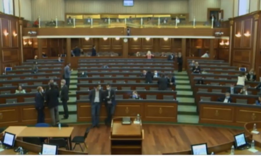 Vonohen deputetët, edhe pas gjysmë ore nuk nis seanca e Kuvendit