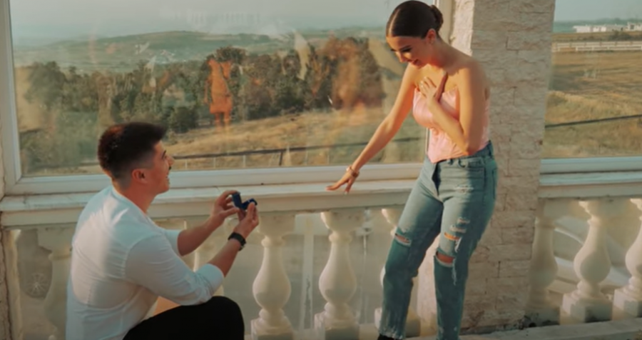 Këngëtari shqiptar i bën propozim romantik të dashurës gjatë xhirimeve të klipit! 