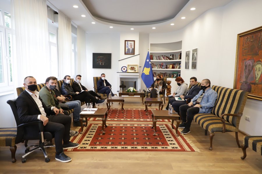 Ministrja Dumoshi priti në takim Shoqatën e Gastronomëve të Kosovës   