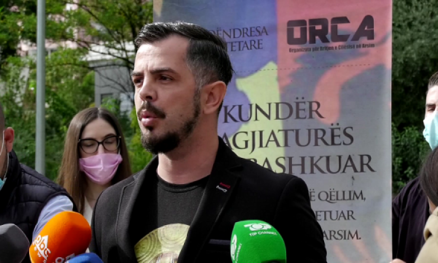 Plagjiaturat e ministrave të Arsimit të Shqipërisë e Kosovës, të rinjtë protestë para ambasadave