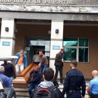 Kush ishte personi që vdiq në objektin e Komunës së Prishtinës?
