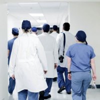 Ia therën me thikë kolegun, infermierët të premtën mbajnë protesta para Klinikës së Kirurgjisë në QKUK
