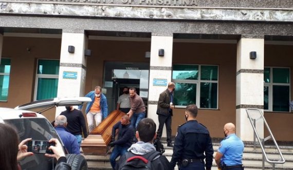 Pamje: Largohet trupi i personit që vdiq në objektin e Komunës së Prishtinës