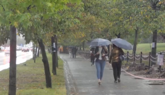 Reshjet në Prishtinë: Gjatë ditës së sotme u akumuluan 14 mm shi
