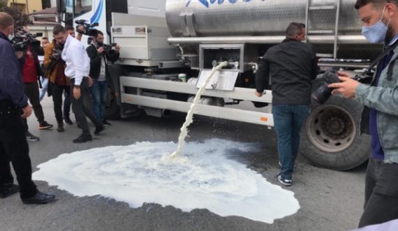 Përfaqësuesit e fermerëve e bllokojnë rrethin e “Dragodanit”, e derdhin qumështin në rrugë
