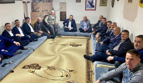 Bekim Jashari viziton familjen e Hysni Gucatit, takon babain e flasin për arrestimin