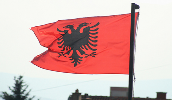 Shqiptarët në Mal të Zi lejohen të përdorin simbolet kombëtare